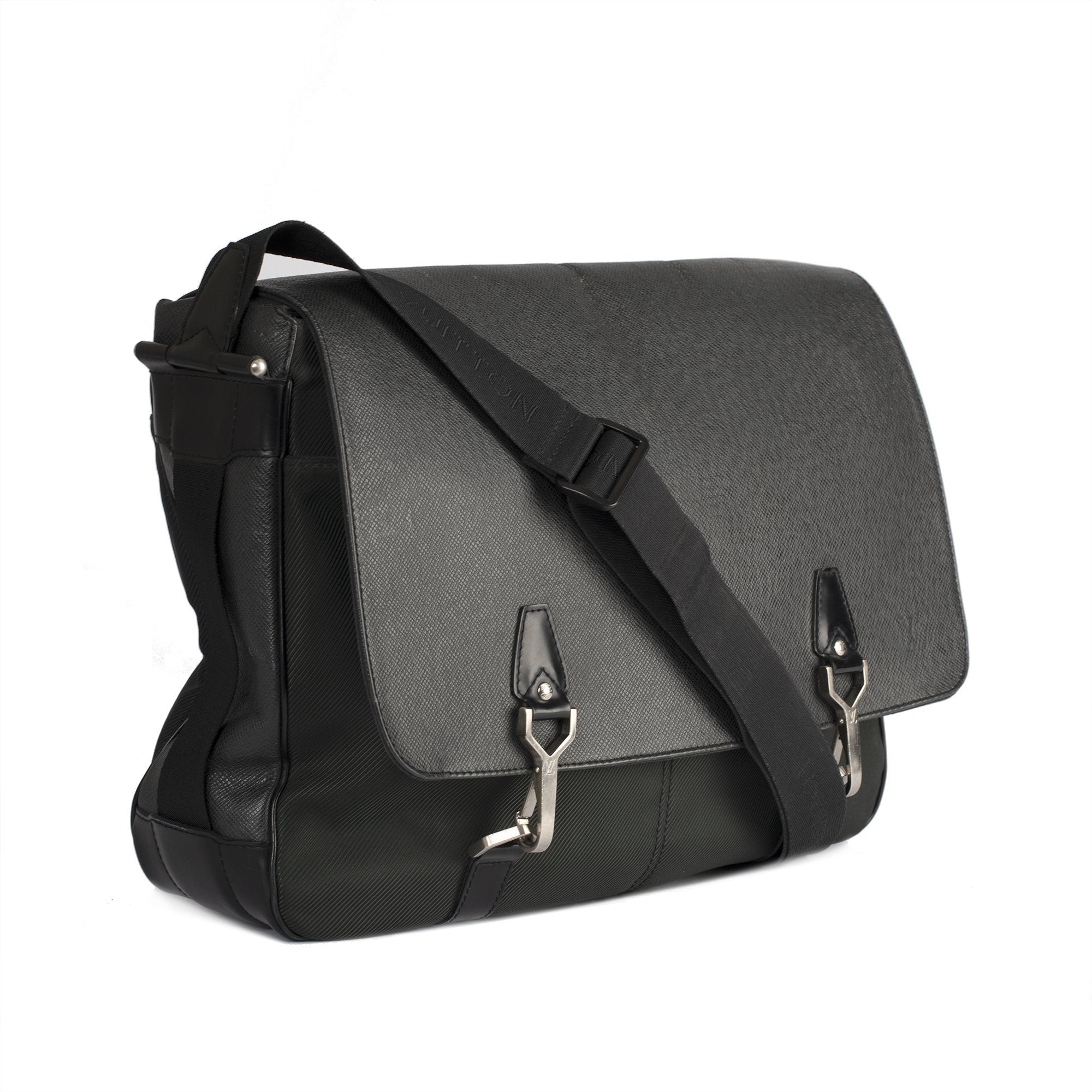 Louis Vuitton Taiga Dersou Messenger Bag – Oliver Jewellery