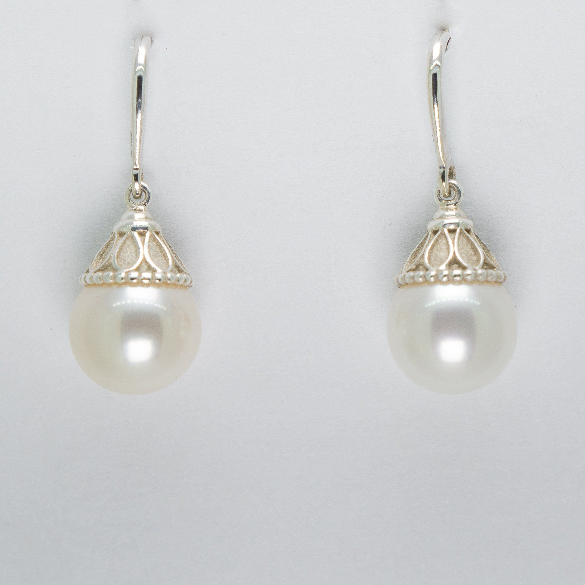 Tiffany Signature™ Pearls Earrings in White Gold, 6-6.5 mm | Tiffany & Co.